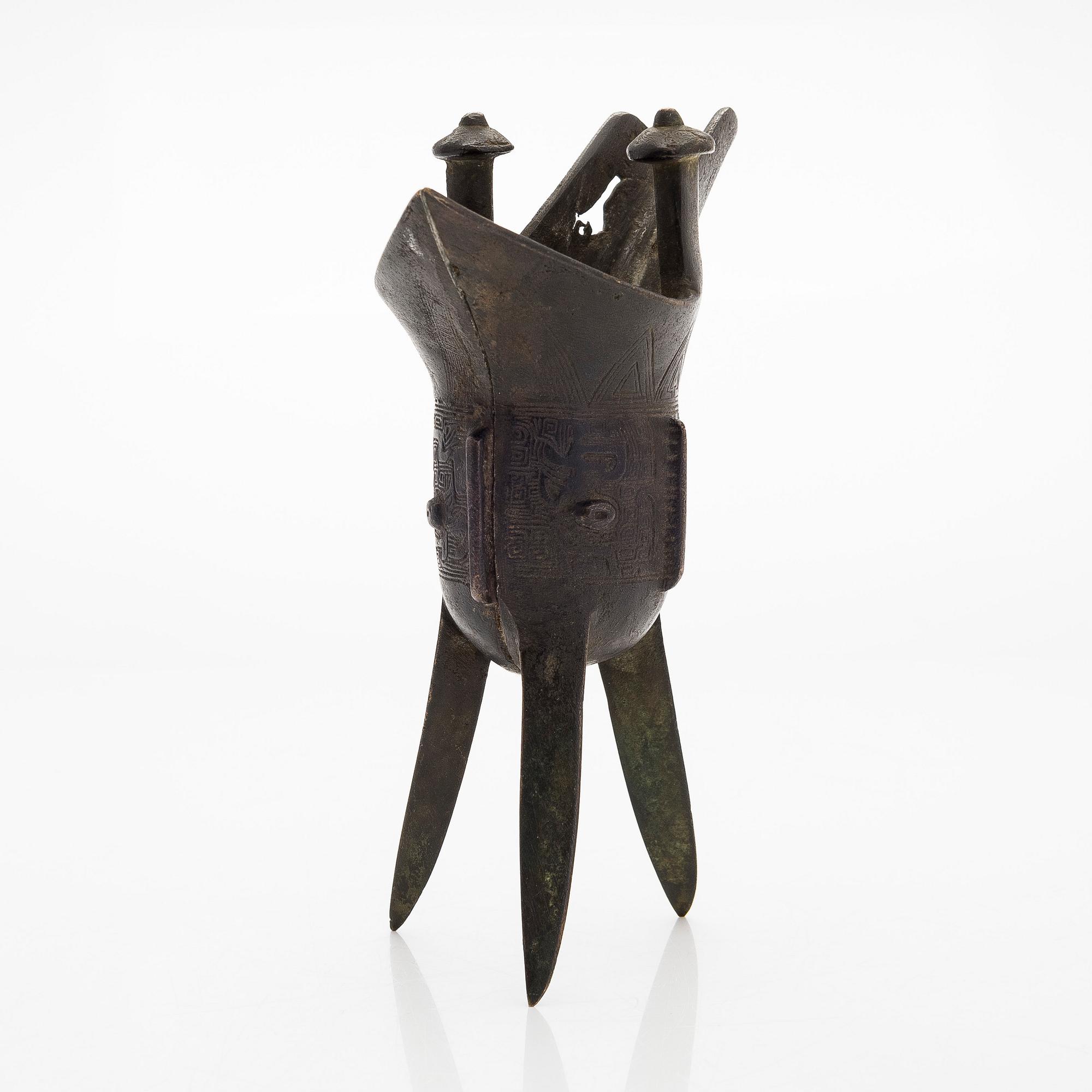 A jue bronze vessel, late Qing dynasty.