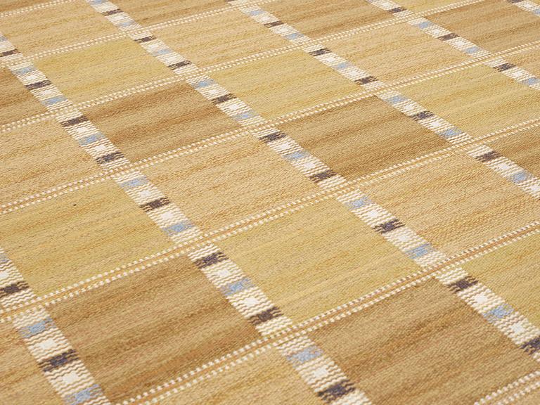 CARPET. "Falurutan, ljusbrun". Flat weave. 335 x 226,5 cm. Signed AB MMF BN.