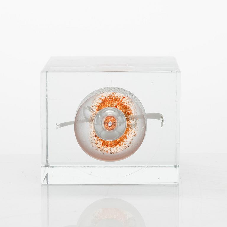 Oiva Toikka, årskub, signerad Oiva Toikka, Nuutajärvi 1985, numrerad 668/2000.