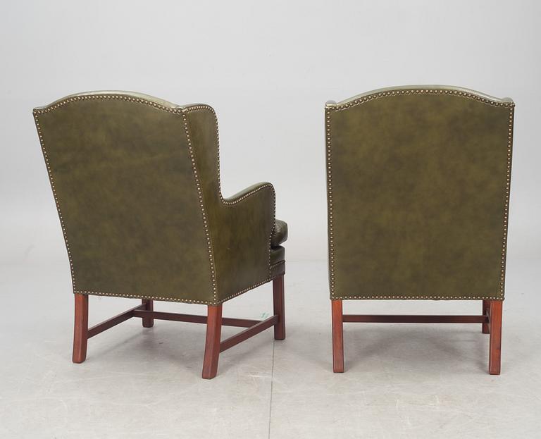 FÅTÖLJER, ett par, Chesterfield-modell, 1900-talets andra hälft.