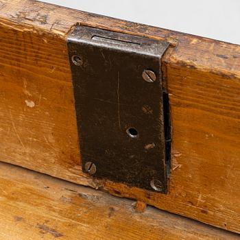 A late Gustavian chest of drawers, around 1800.