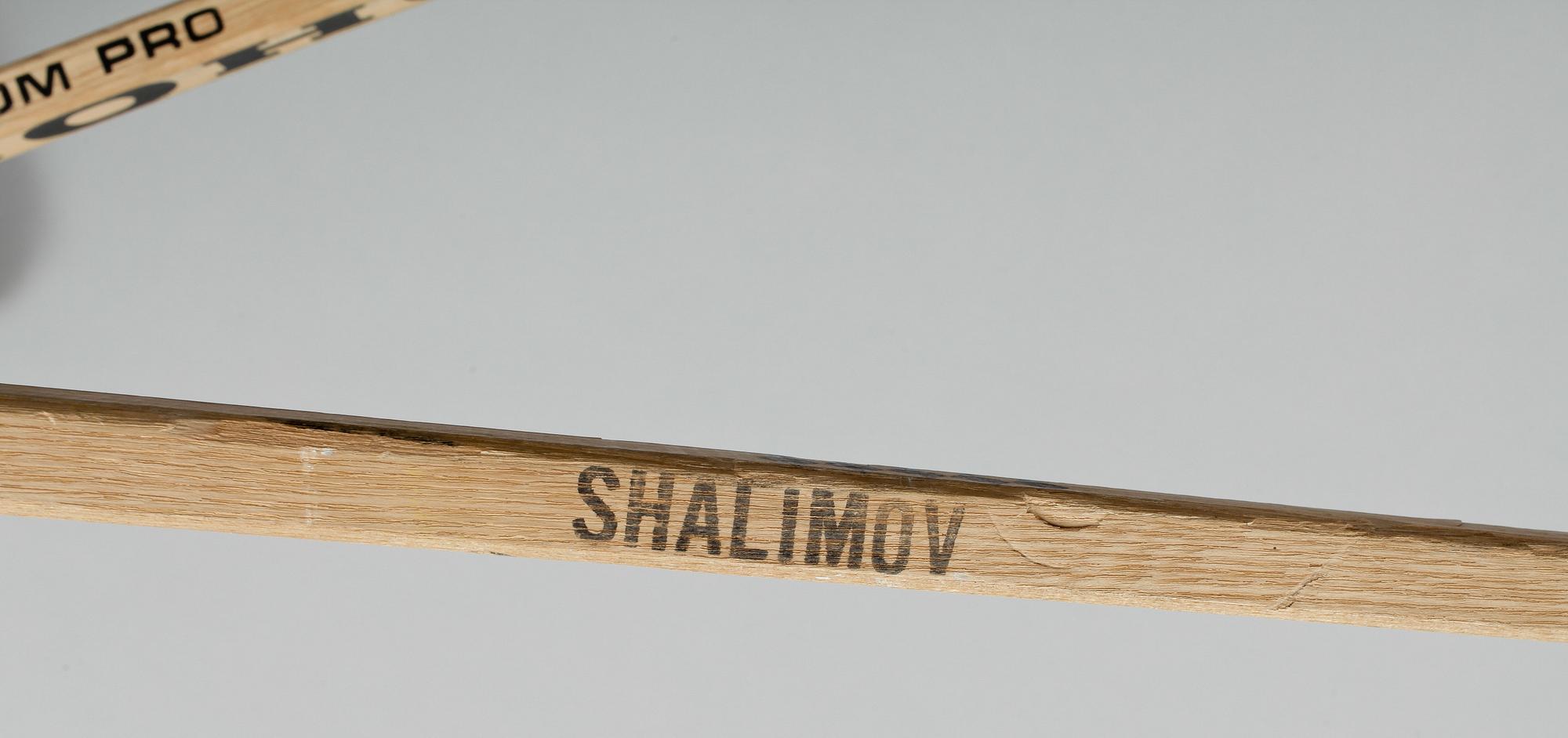 ISHOCKEYKLUBBOR, 2 stycken, med autografer från svenska landslagsspelare, 1980-tal.