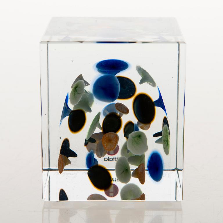 OIVA TOIKKA, An annual glass cube, signed Oiva Toikka Nuutajärvi 2005 and numbered 351/2000.