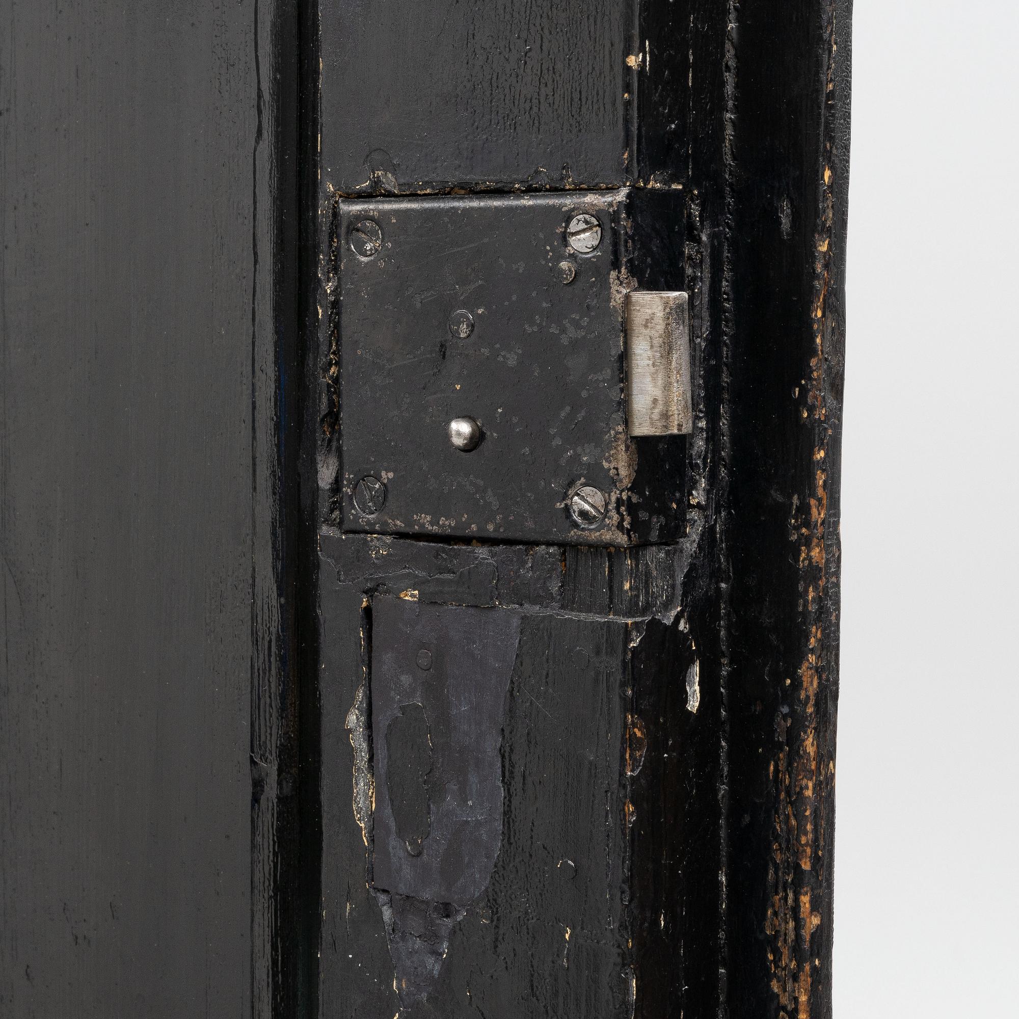 A cabinet, 19th Century.