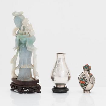 Figuriini, jadeiitti, puujalustalla, sekä hopeinen maljakko ja nuuskapullo, Kiina 1900-luvun alkupuoli.