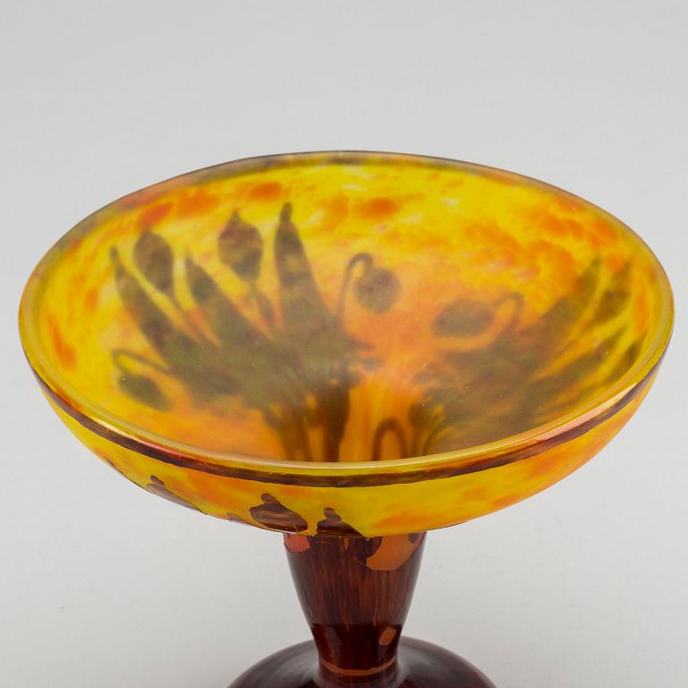 LE VERRE FRANCAIS, an signed Art Nouveau cameo glass tazza around 1900.