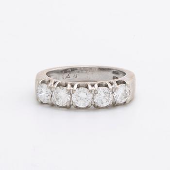 RING 18K vitguld m 5 briljanter 1,24 ct totalt ingraverat.