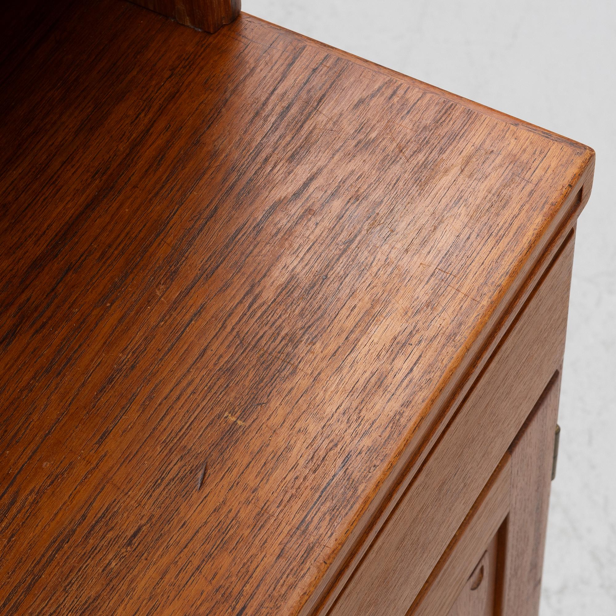 Yngve Ekström, vitrinskåp, "Krus", AB Westbergs Möbler, Tranås,modellen  formgiven 1955.