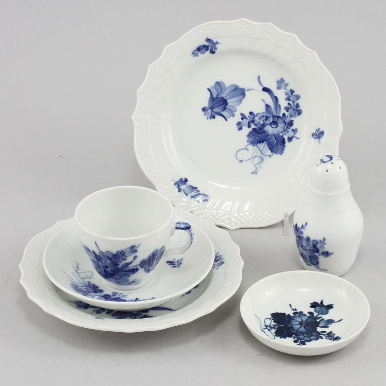 KAFFESERVISDELAR, 35 st, porslin, "Blå Blomst", Royal Copenhagen, Danmark, 1900-talets andra hälft.