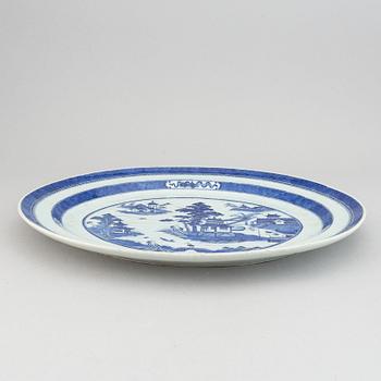 A blue and white serving dish, Qing dynasty, 19th Century.