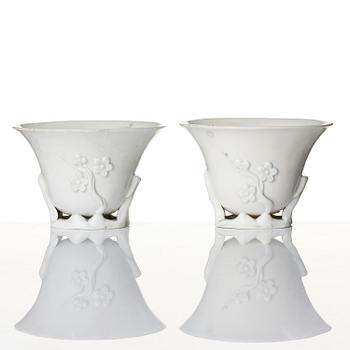 Vas, samt koppar, tre stycken, blanc de chine. Qingdynastin, 1700-tal.