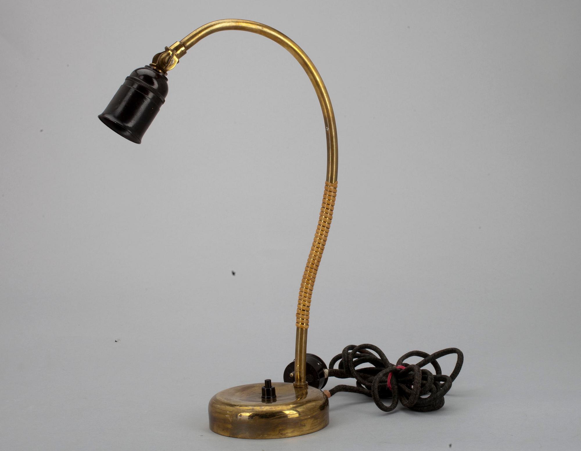 BORDSLAMPA, mässing och rotting, sannolikt Paavo Tynell, tillverkare Idman.