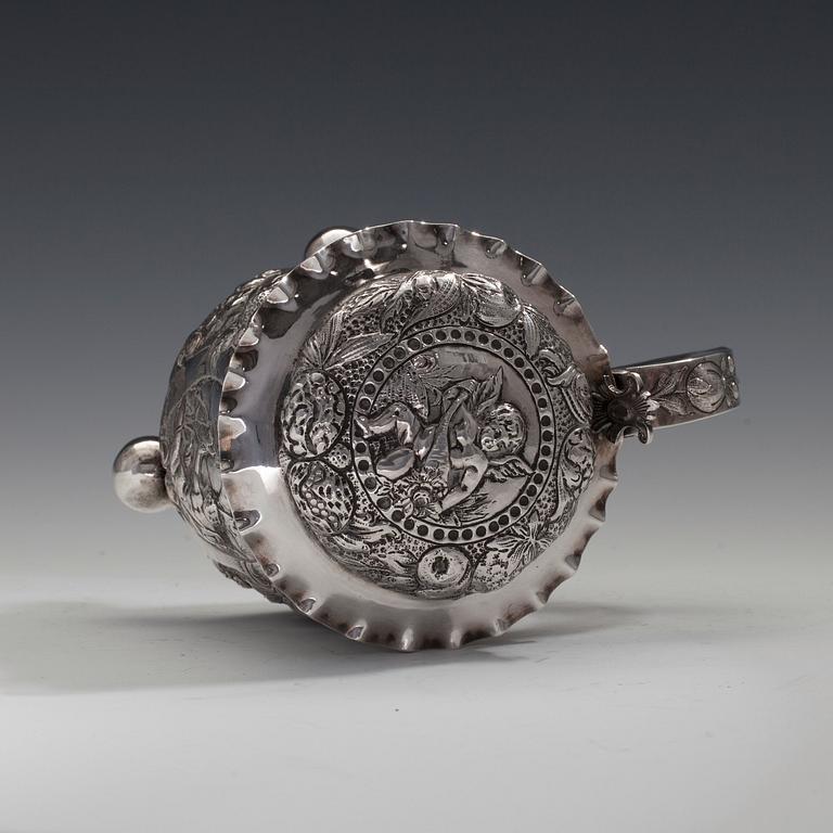 JUOMAKANNU, hopeaa. Saksa 1800 l. Korkeus 13 cm. Paino 414 g.