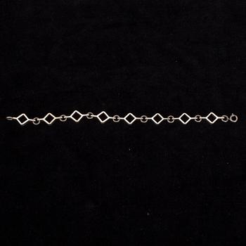 HALSSMYCKEN, 2 st, ARMBAND samt ÖRHÄNGEN, ett par, Kultateollisuus, Åbo 1967 och 1974. Tot. vikt ca 65 g.