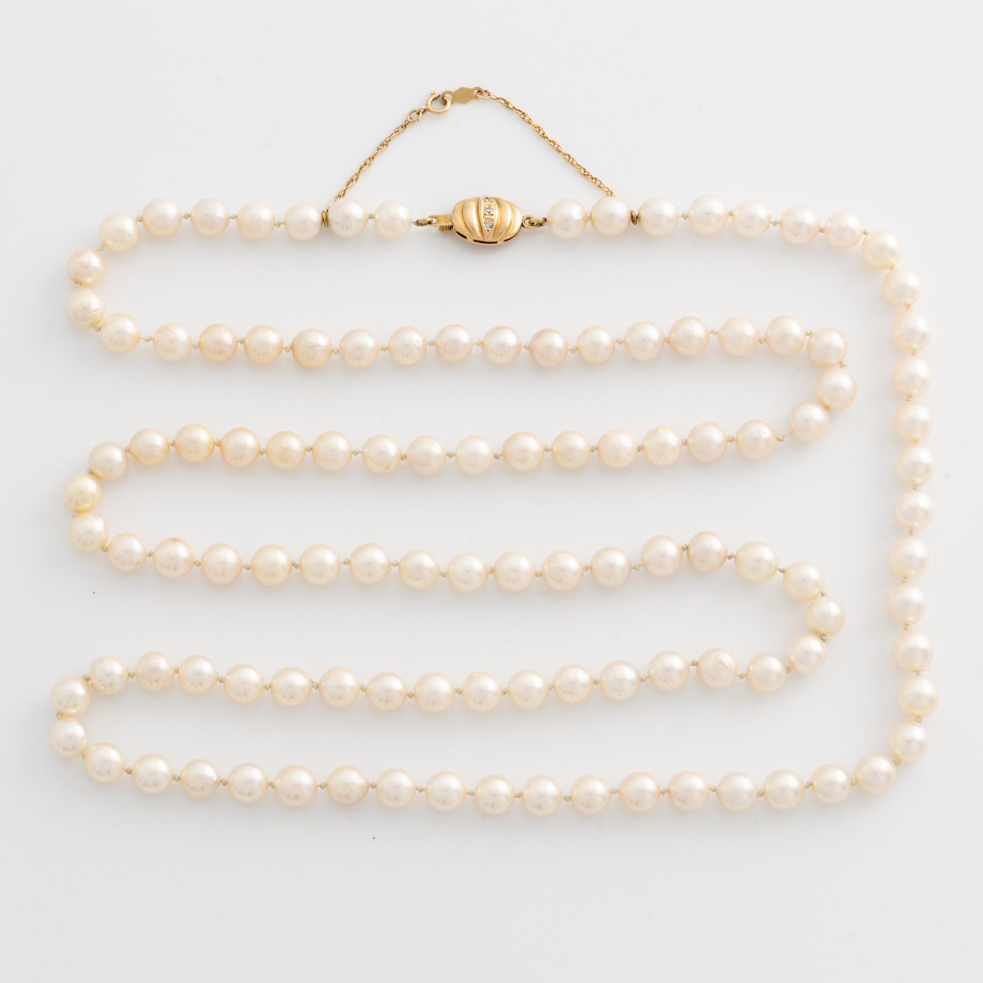 Collier odlade pärlor lås 14K guld med diamanter.