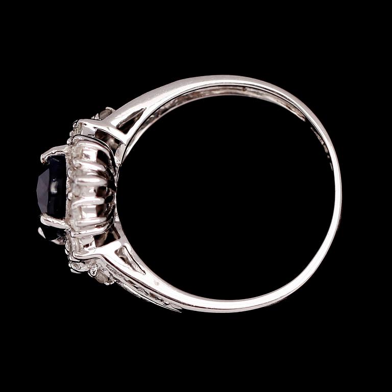 RING, 10 k vitguld, safir ca 3.15 ct. briljantslipade diamanter tot ca 0.70 ct.