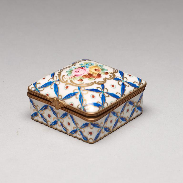 A group of six snuff boxes, 19th/20th Century.