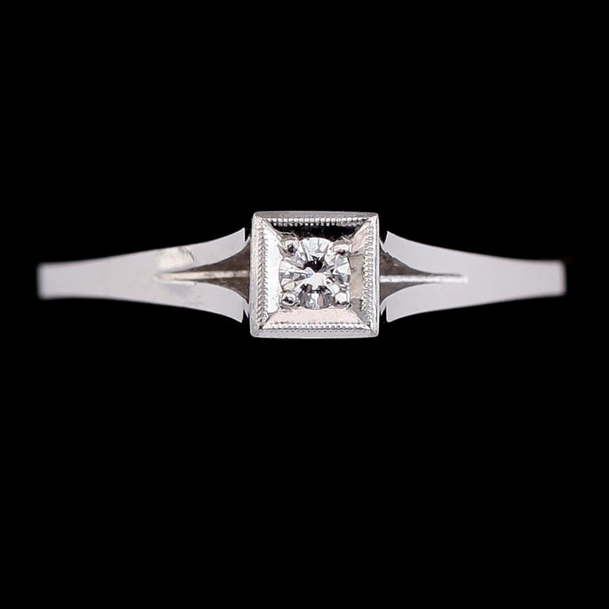 RING, 18 k vitguld, Alton, 1964, med briljantslipad diamant. Total vikt ca 2 gram.