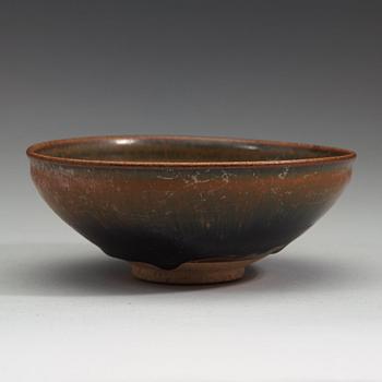 SKÅL, keramik. Cizhou, northern blackware. Sannolikt Jindynastin (1115-1234).