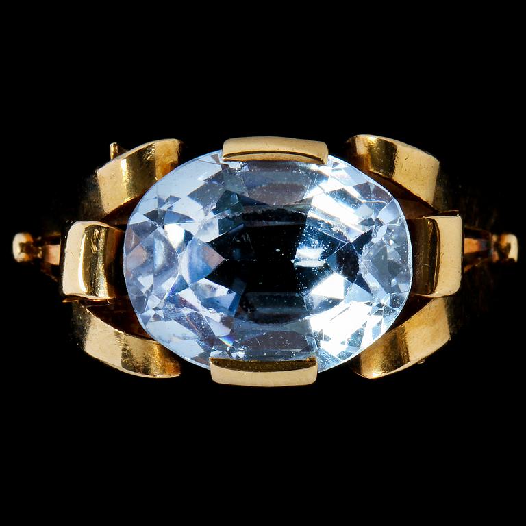 RINGAR, 5 st, 18k guld. En ring med åtta diamanter tot ca 0.08 ct.