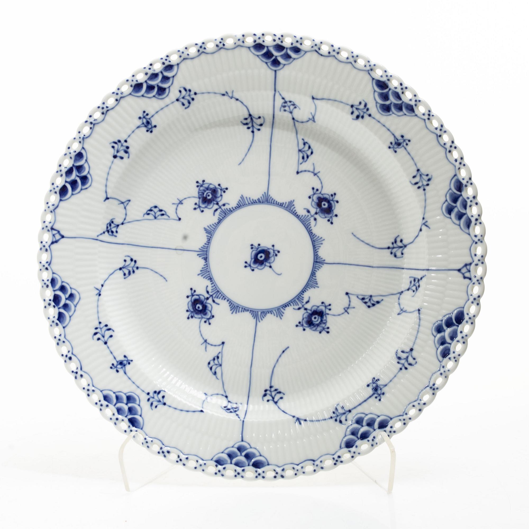 Royal Copenhagen, Two large "Blue fluted half and full lace" (Musselmalet halv- and helblond) porcelain serving dishes.