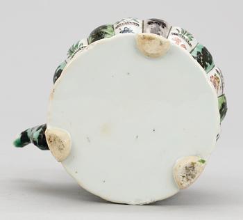 A famille verte tea pot, Qing dynasty.