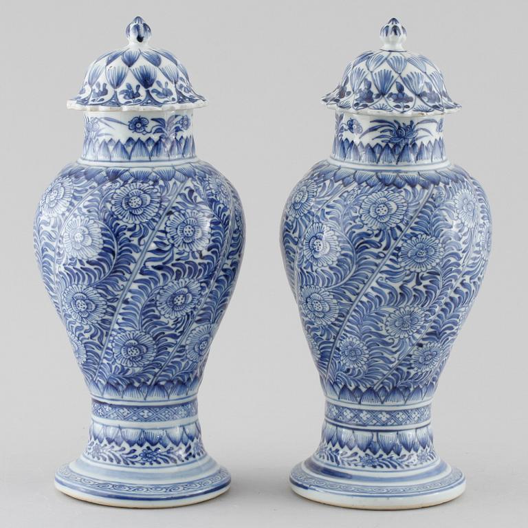 A pair of blue and white vases with cover, Qing dynasty, Kangxi period (1662-1722).