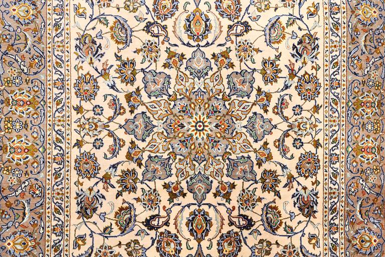 A Keshan carpet, c. 340 x 218 cm.