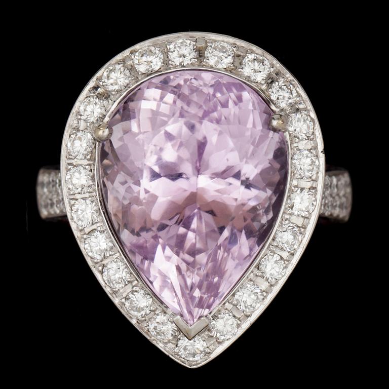 RING, 18k vitguld, kunzit ca13,41ct, diamanter tot ca1,03ct, rosa safirer tot ca0,52ct. Vikt 12,3g.