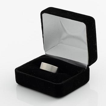 Platinum ring with round brilliant-cut diamonds.