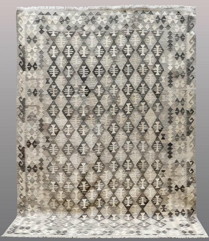 A CARPET, Kilim, ca 296 x 206 cm.