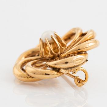 Gold and pearl brooch.