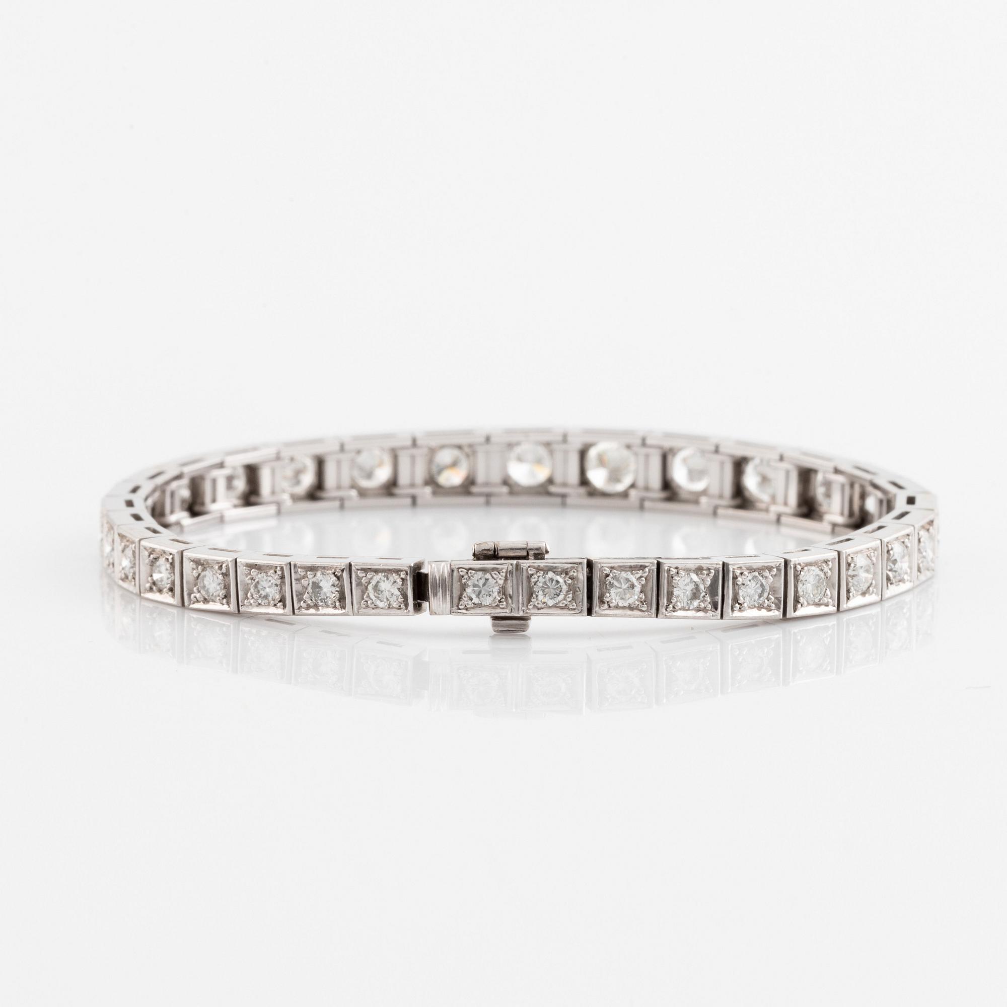 An 18K white gold bracelet set with round brilliant-cut diamonds.
