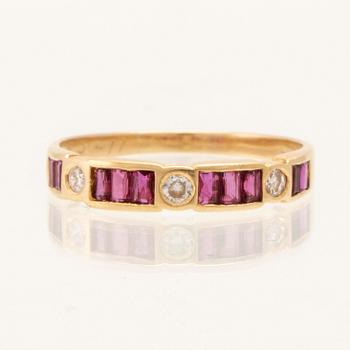 Ring in 18K gold with baguette-cut rubies and round brilliant-cut diamonds.
