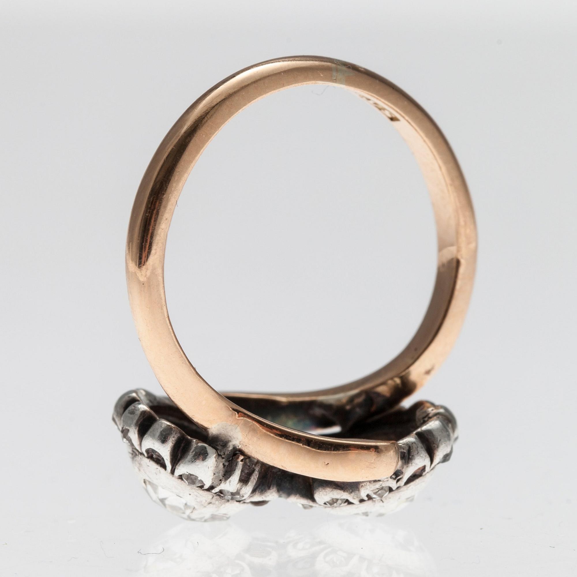 A RING, 18K gold, 2 old cut diamonds c. 1.6 ct. Tinted/si. Sweden 1948. Size 17,5. Weight 5,3 g.