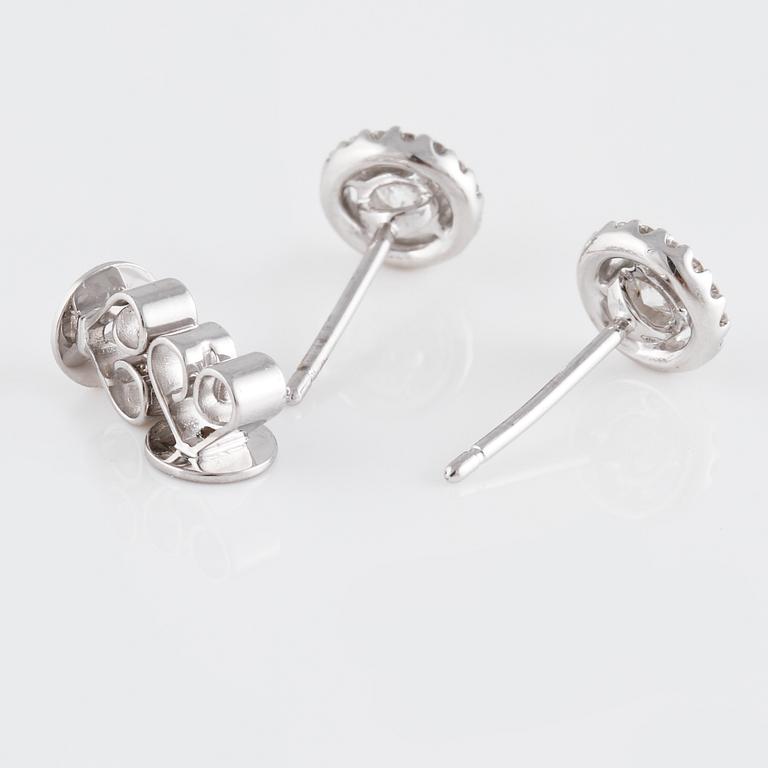 ÖRHÄNGEN, 18K vitguld med briljantslipade diamanter ca 0.44 ct samt mindre diamanter ca 0.16 ct. Vikt 2,4 gram.