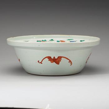 TVÄTTFAT, porslin. Qing dynastin, 1800-tal.