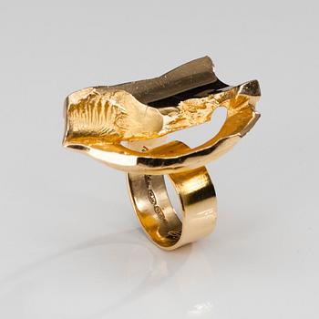 Matti Hyvärinen, A RING, 18K gold, Matti Hyvärinen, Turku 1989. Weight 24,5 g.