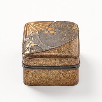 Ask med lock, lack, s.k. Kobako. Japan, Edoperioden (1666-1868).