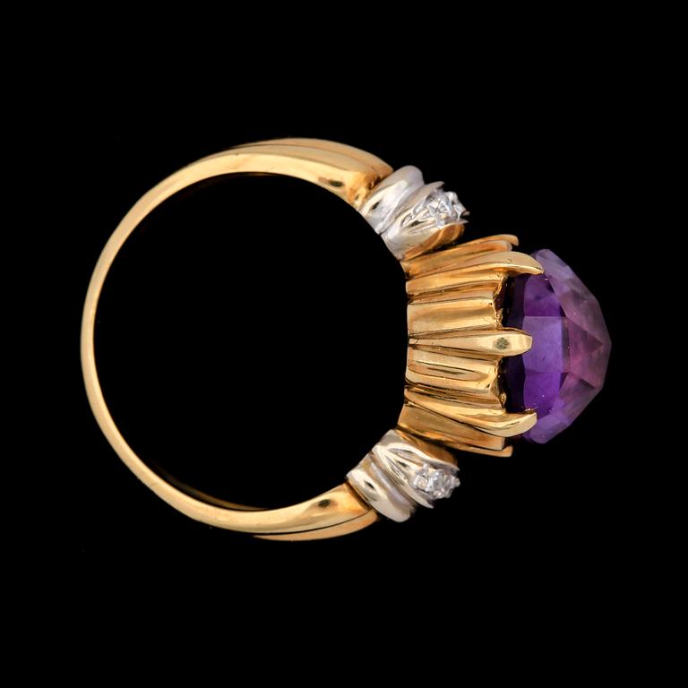 RING, 18k guld med ametist och små briljantslipade diamanter. Vikt 7,9g.