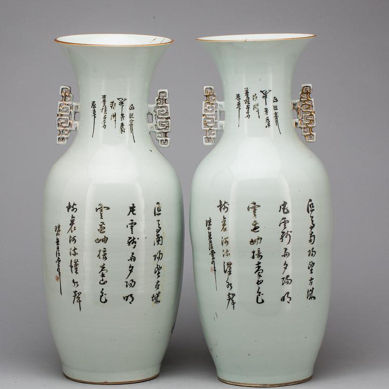 GOLVVASER, ett par, porslin. Kina, 1900-talets början.