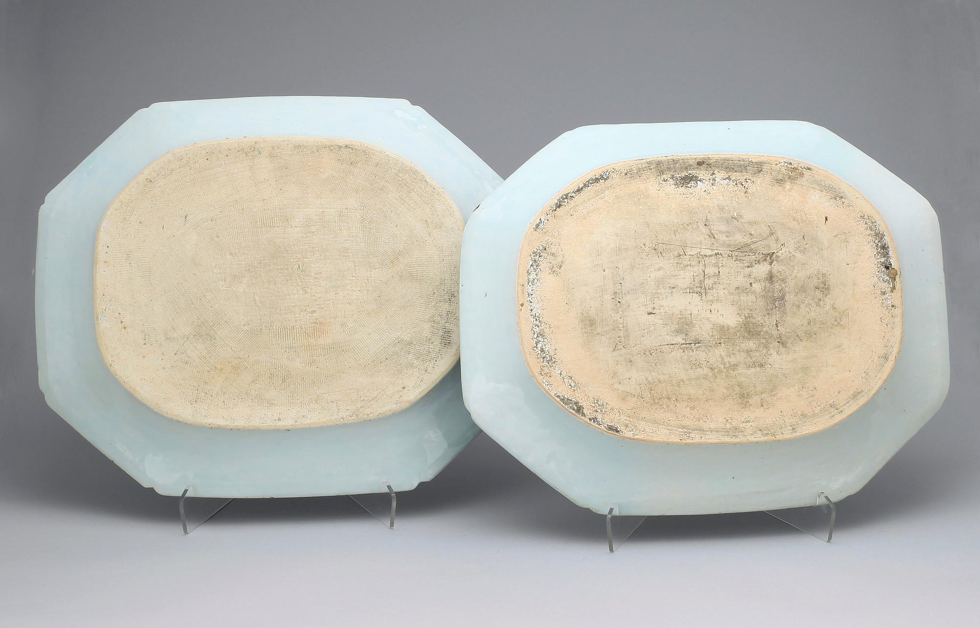 STEKFAT, ett par snarlika, porslin, Qianlong, Kina 1700-tal.