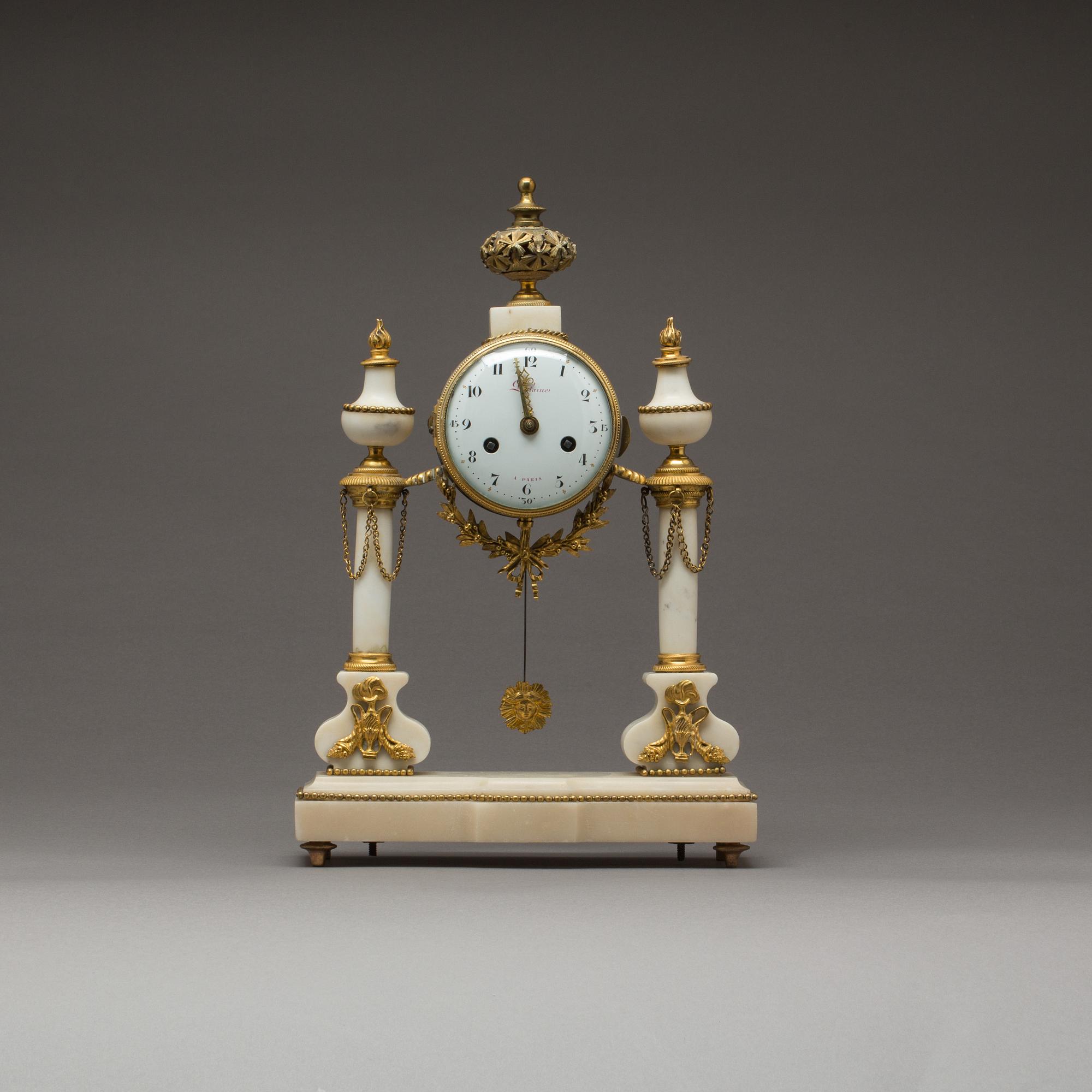 BORDSPENDYL, v Michel-Francois Piolaine (mästare i Paris 1787). Frankrike, Louis XVI, omkring 1800.