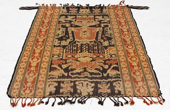A semi-antique Sumba Ikat Hinggi, Indonesia. Ca 98 x 57 cm.