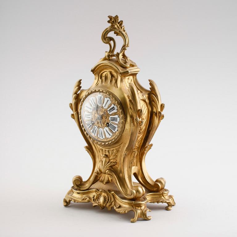 BORDSPENDYL, förgylld brons, rokokostil,  Frankrike, 1800-tal.