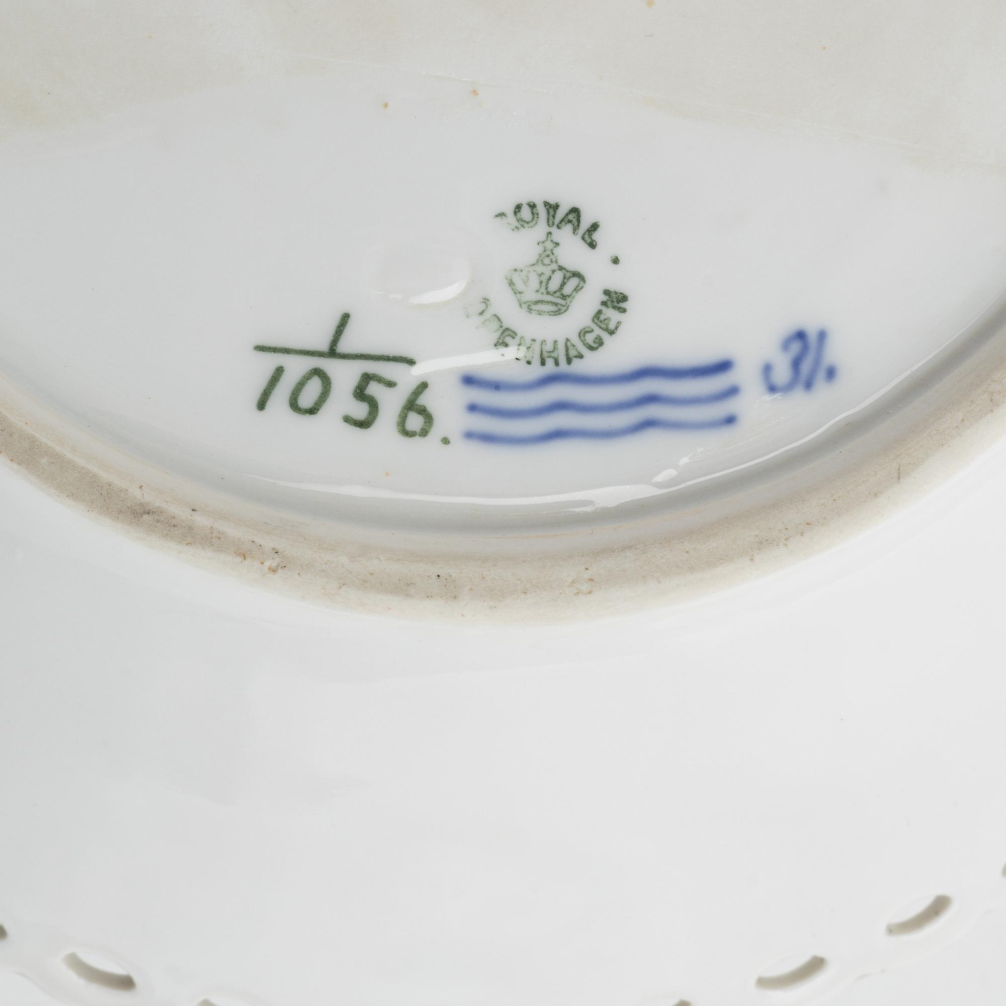 Royal Copenhagen, gallerskål med fat, porslin, Musselmalet, helblond, Danmark.