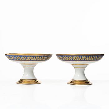 A pair of bowls on foot, 19th Century.