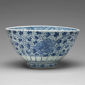 733. A blue and white bowl, Japan, Edo period (1603-1868).