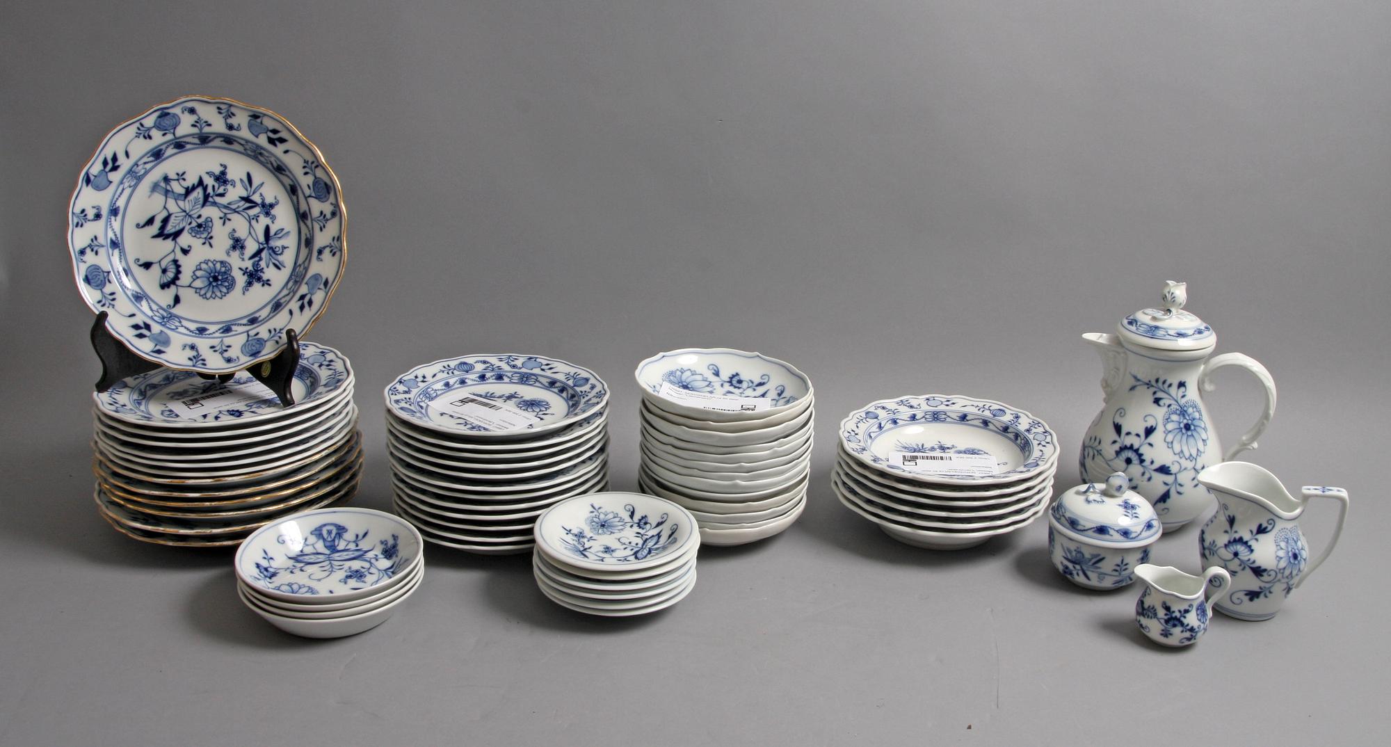 SERVISDELAR,ca 60 delar. Meissen "Lökmönstret".