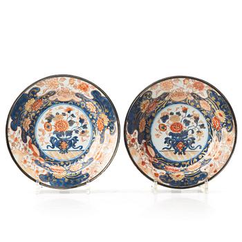 703. A pair of imari dishes, Qing dynasty, Kangxi (1662-1722).